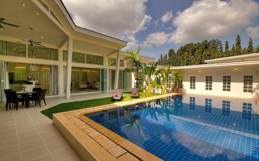 Spacious Villa Paklok